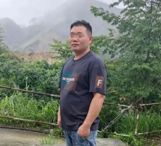 每天在屋后枣树下挖个不停深挖后愣住开元棋牌试玩老头养了只退役警犬见它(图2)